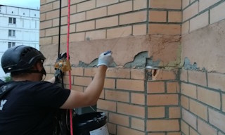 Обследование фасада здания в Рубцовске в октябре